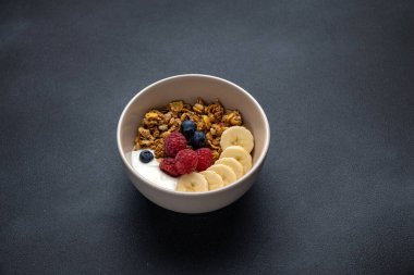 Nefis bir kahvaltı. Çilekli yulaf ezmesi. Yakın plan.