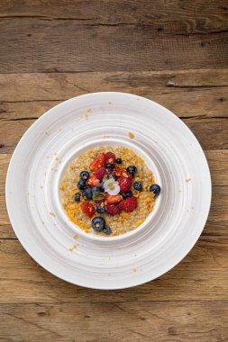 Nefis bir kahvaltı. Çilekli yulaf ezmesi. Yakın plan.