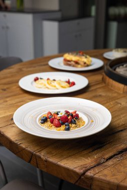 Nefis bir kahvaltı. Çilekli yulaf ezmesi. Yakın plan.