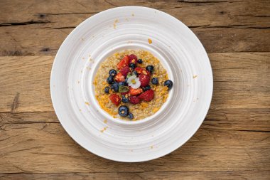 Nefis bir kahvaltı. Çilekli yulaf ezmesi. Yakın plan.