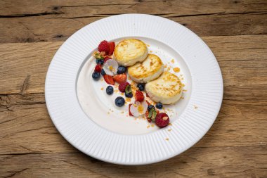 Nefis bir kahvaltı. Ahududu ve yaban mersinli cheesecake. Yakın plan.