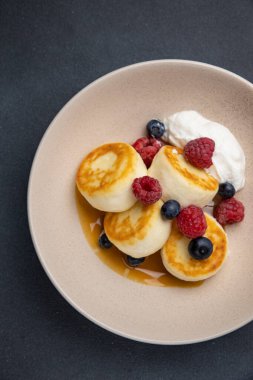 Nefis bir kahvaltı. Ahududu ve yaban mersinli cheesecake. Yakın plan.