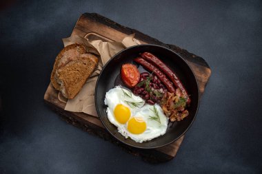 Nefis bir kahvaltı. Tavada pişmiş yumurta. Yakın plan.