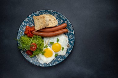 Nefis bir kahvaltı. Tavada pişmiş yumurta. Yakın plan.