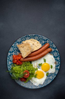 Nefis bir kahvaltı. Tavada pişmiş yumurta. Yakın plan.