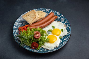 Nefis bir kahvaltı. Tavada pişmiş yumurta. Yakın plan.