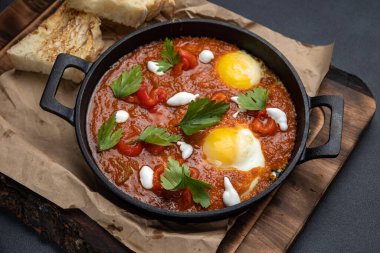 Nefis bir kahvaltı. Tavada pişmiş yumurta. Yakın plan.