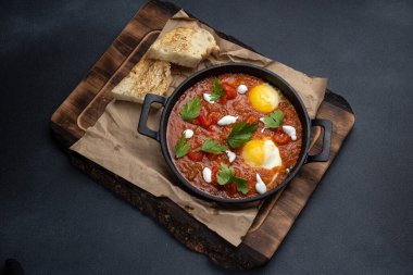 Nefis bir kahvaltı. Tavada pişmiş yumurta. Yakın plan.