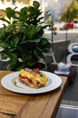 Nefis bir kahvaltı. Domatesli omlet. Yakın plan.