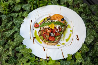 Avokado, domates ve fesleğenli ruton. 