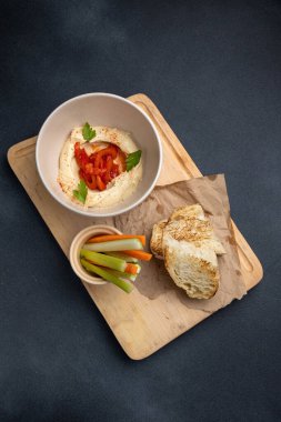 Sebze ve kızarmış ekmek ile nefis humus.