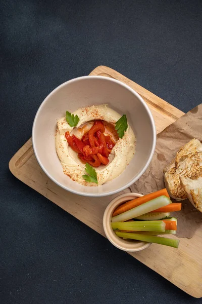 Sebze ve kızarmış ekmek ile nefis humus.