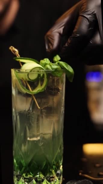 Barman Barze Przygotowuje Koktajle Alkoholowe — Wideo stockowe