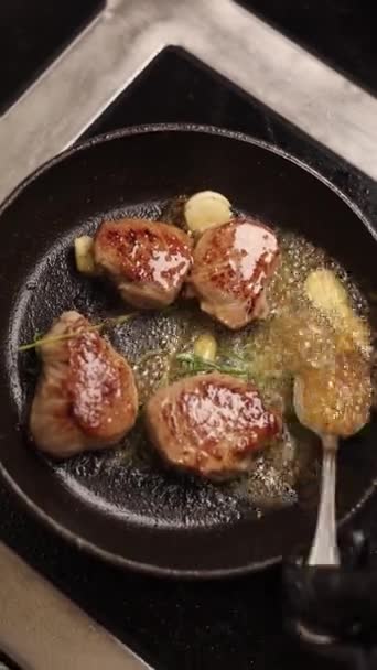 Chef Keuken Bereidt Vleesmedaillons — Stockvideo