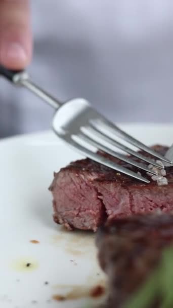 Homem Está Comer Bife Close — Vídeo de Stock