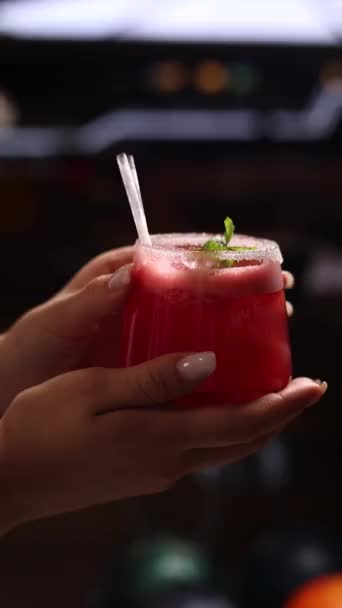 Ein Mädchen Hält Einen Roten Cocktail Der Hand Nahaufnahme — Stockvideo