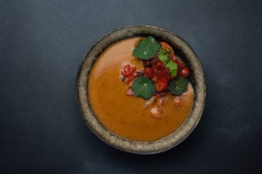 Lokantadaki şeften lezzetli bir çorba.