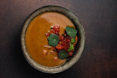 Lokantadaki şeften lezzetli bir çorba.