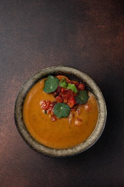 Lokantadaki şeften lezzetli bir çorba.