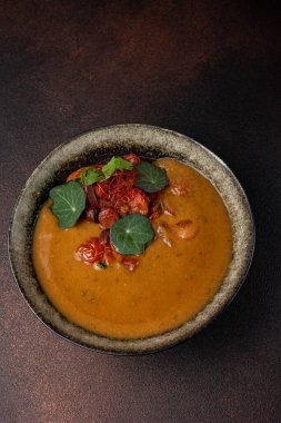 Lokantadaki şeften lezzetli bir çorba.