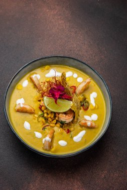 Lokantadaki şeften lezzetli bir çorba.