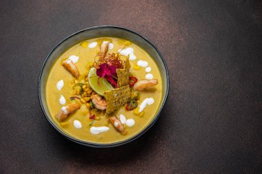 Lokantadaki şeften lezzetli bir çorba.