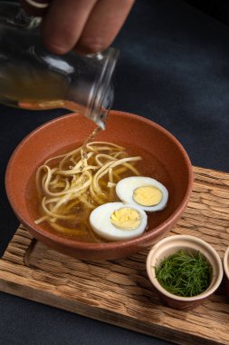 Lokantadaki şeften lezzetli bir çorba.