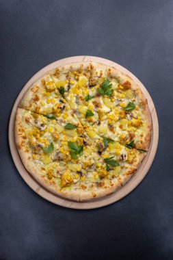 İtalyan mutfağı. Koyu arkaplanda lezzetli bir pizza.