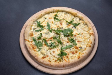 İtalyan mutfağı. Koyu arkaplanda lezzetli bir pizza.