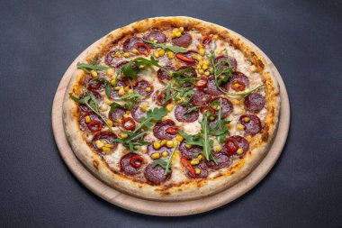 İtalyan mutfağı. Koyu arkaplanda lezzetli bir pizza.