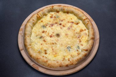 İtalyan mutfağı. Koyu arkaplanda lezzetli bir pizza.