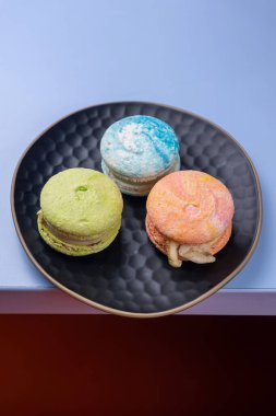 Mavi arka planda, tabakta nefis kurabiyeler.