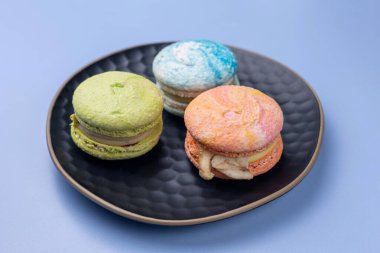 Mavi arka planda, tabakta nefis kurabiyeler.