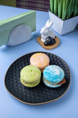 Mavi arka planda, tabakta nefis kurabiyeler.