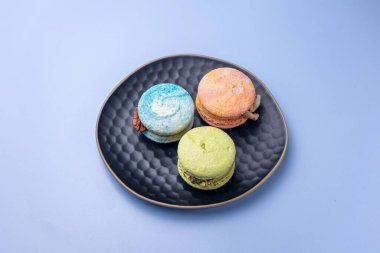 Mavi arka planda, tabakta nefis kurabiyeler.