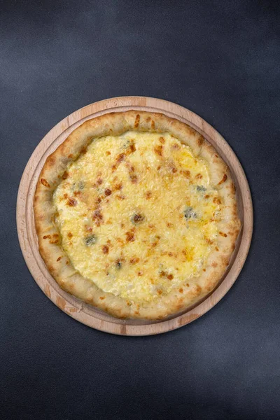 Talyan Mutfağı Koyu Arkaplanda Lezzetli Bir Pizza — Stok fotoğraf