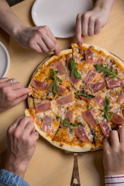 Bowling kulübünde etli lezzetli pizza.