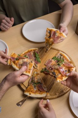 Bowling kulübünde etli lezzetli pizza.
