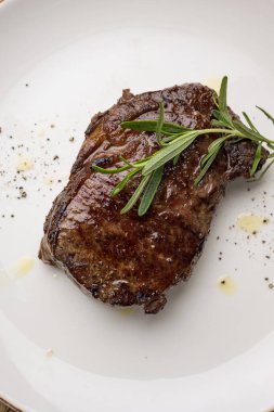 Beyaz tabakta nefis bir biftek. 