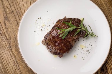 Beyaz tabakta nefis bir biftek. 