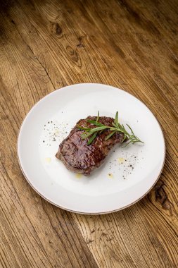 Beyaz tabakta nefis bir biftek. 