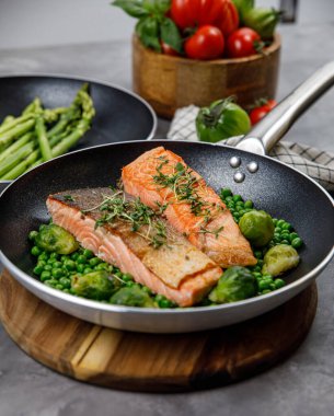 Gri arka planda çelik tavalar