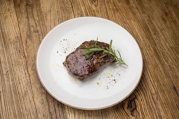Leckeres Steak Auf Weißem Teller — Stockfoto