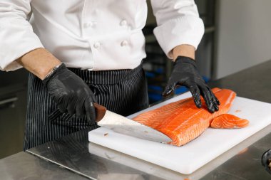 Şef bir yemek hazırlıyor. Yakın plan.