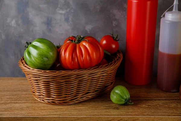 Tomates Vermelhos Verdes Uma Cesta Fundo Úmido — Fotografia de Stock