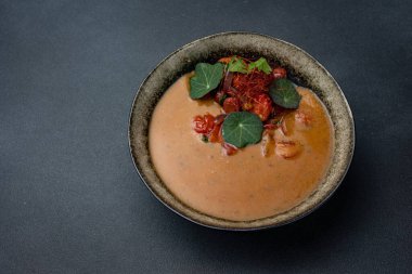 Restoranda nefis bir çorba. Yakın plan.