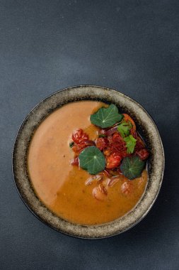 Restoranda nefis bir çorba. Yakın plan.