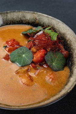 Restoranda nefis bir çorba. Yakın plan.