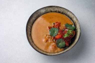 Restoranda nefis bir çorba. Yakın plan.