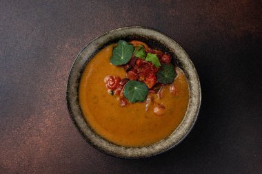 Restoranda nefis bir çorba. Yakın plan.